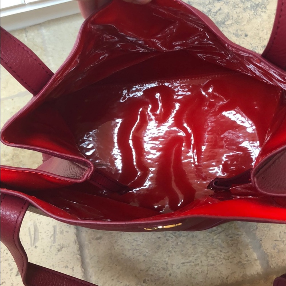 Tory Burch crimson leather bucket bag - Picture 6 of 8